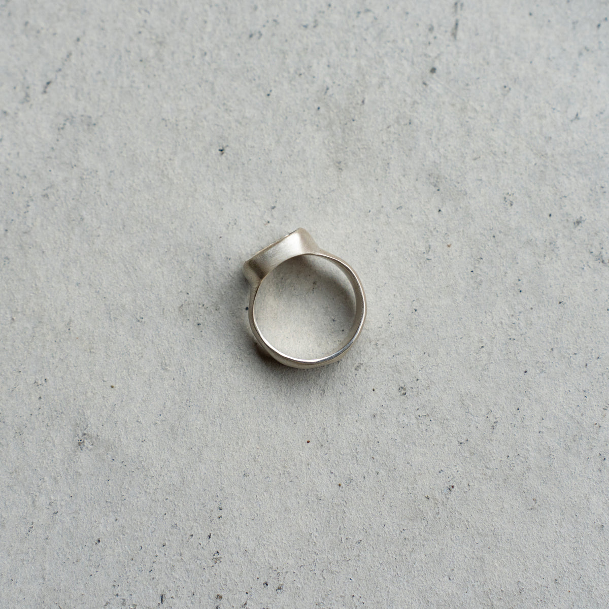 Melanie Decourcey Silver ring with white square mother of pearl