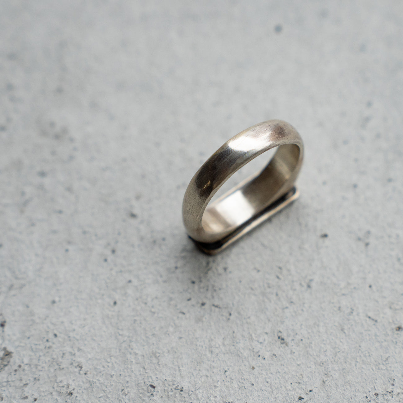 Melanie Decourcey Silver ring with multiple vertical lines