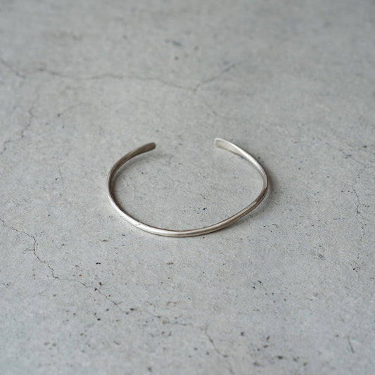 Melanie DeCourcey  Thin open silver bangle