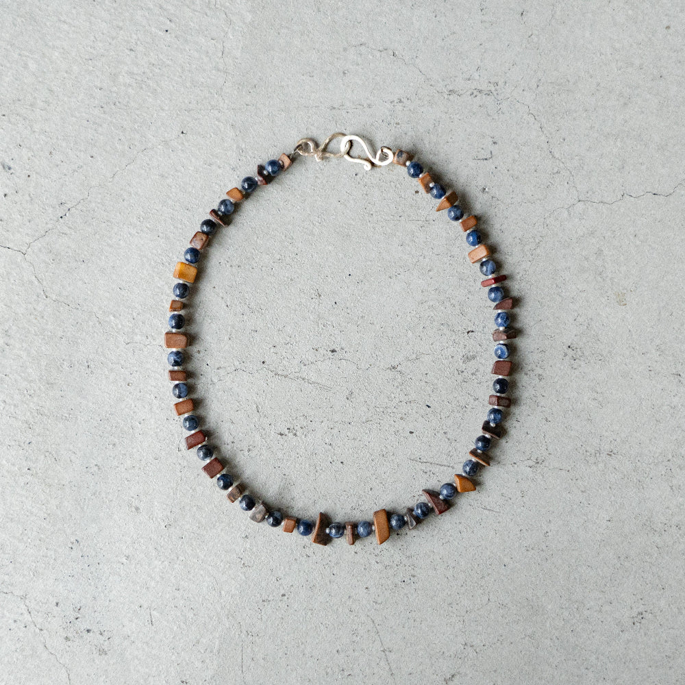Melanie DeCourcey Free shape resin beads alternating with sodalite and tiny pearls