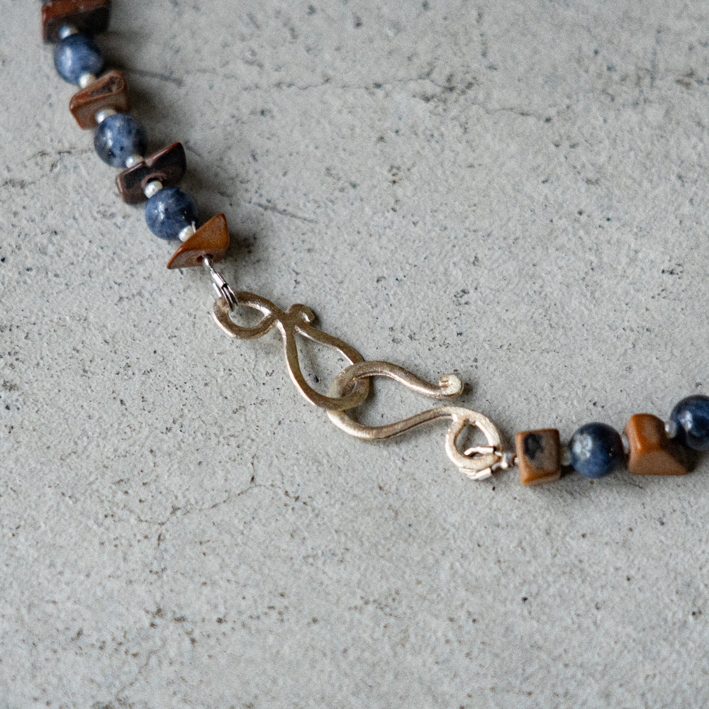 Melanie DeCourcey Free shape resin beads alternating with sodalite and tiny pearls