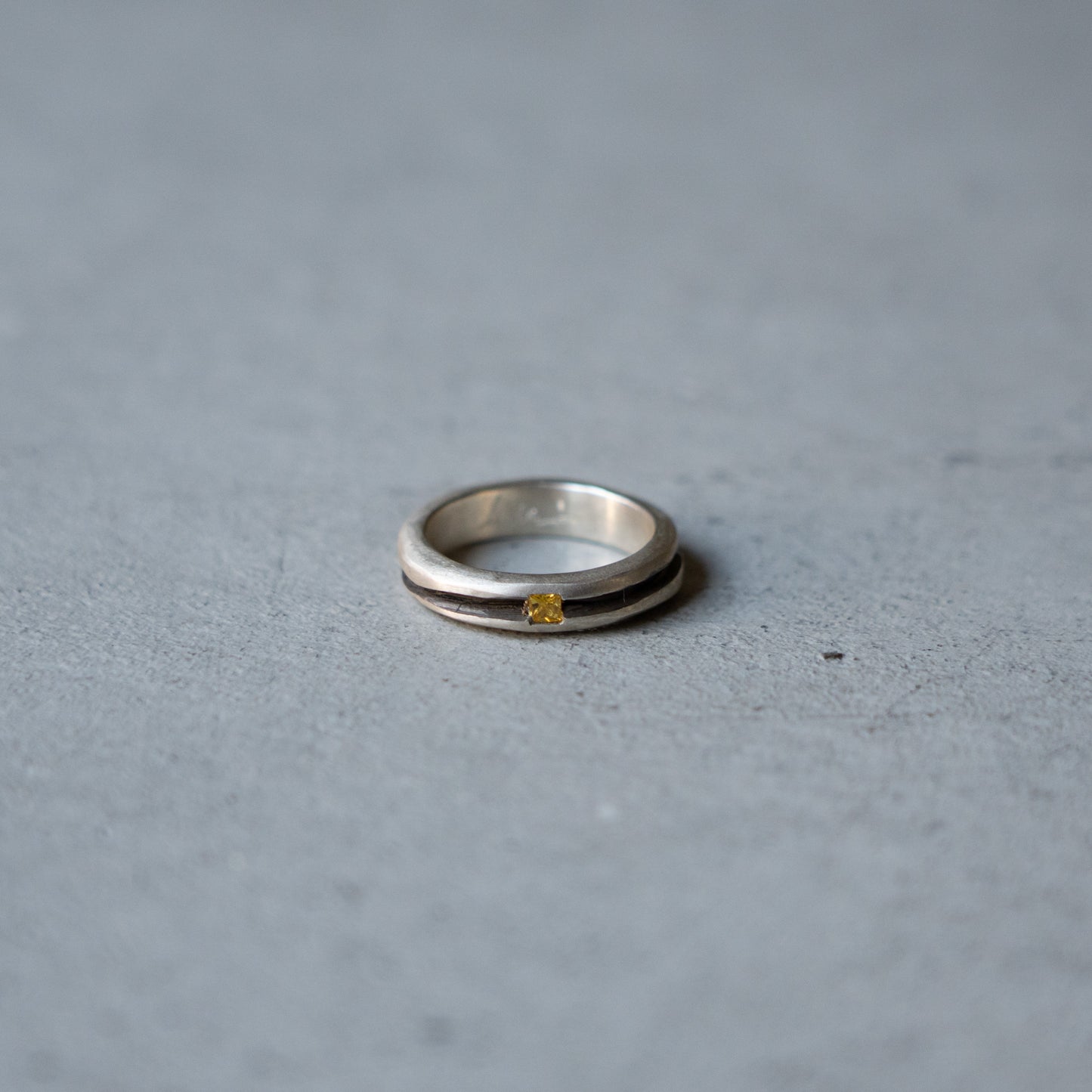Melanie Decourcey Thin silver ring with oxidized groove and square shape citrin