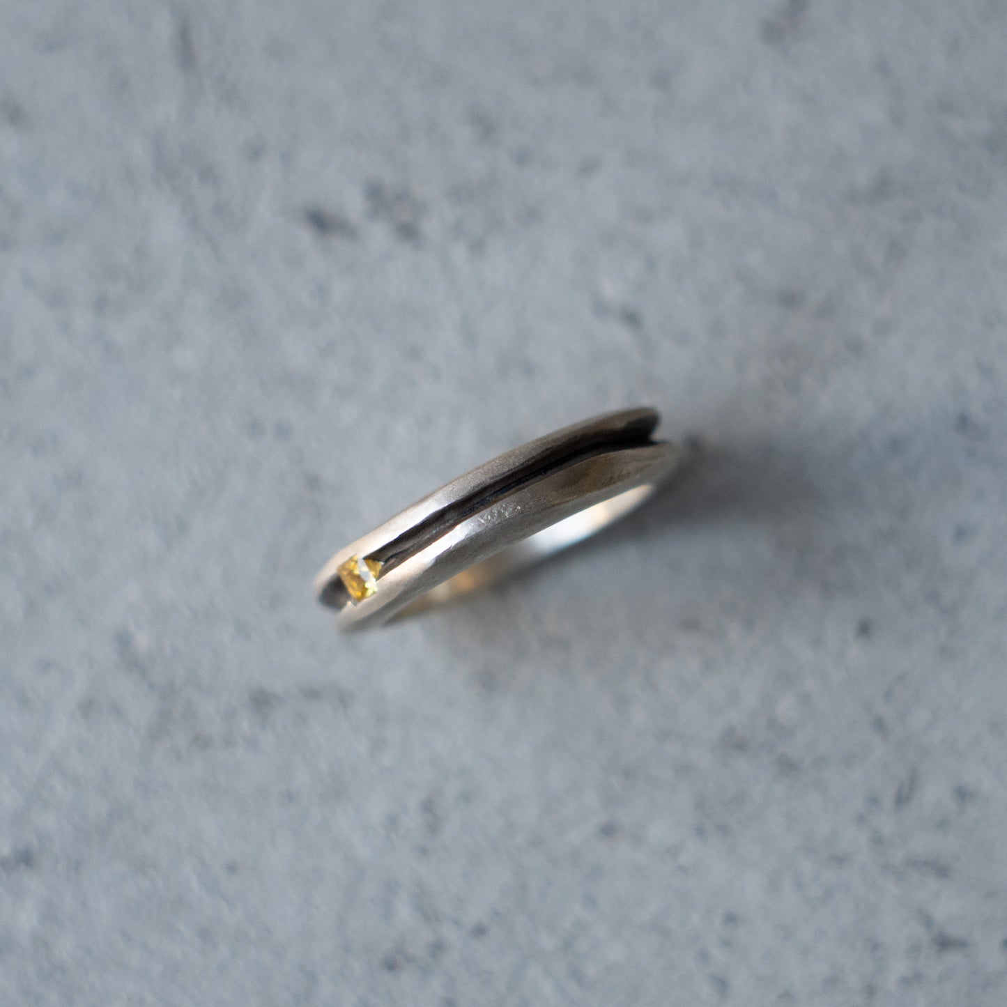 Melanie Decourcey Thin silver ring with oxidized groove and square shape citrin