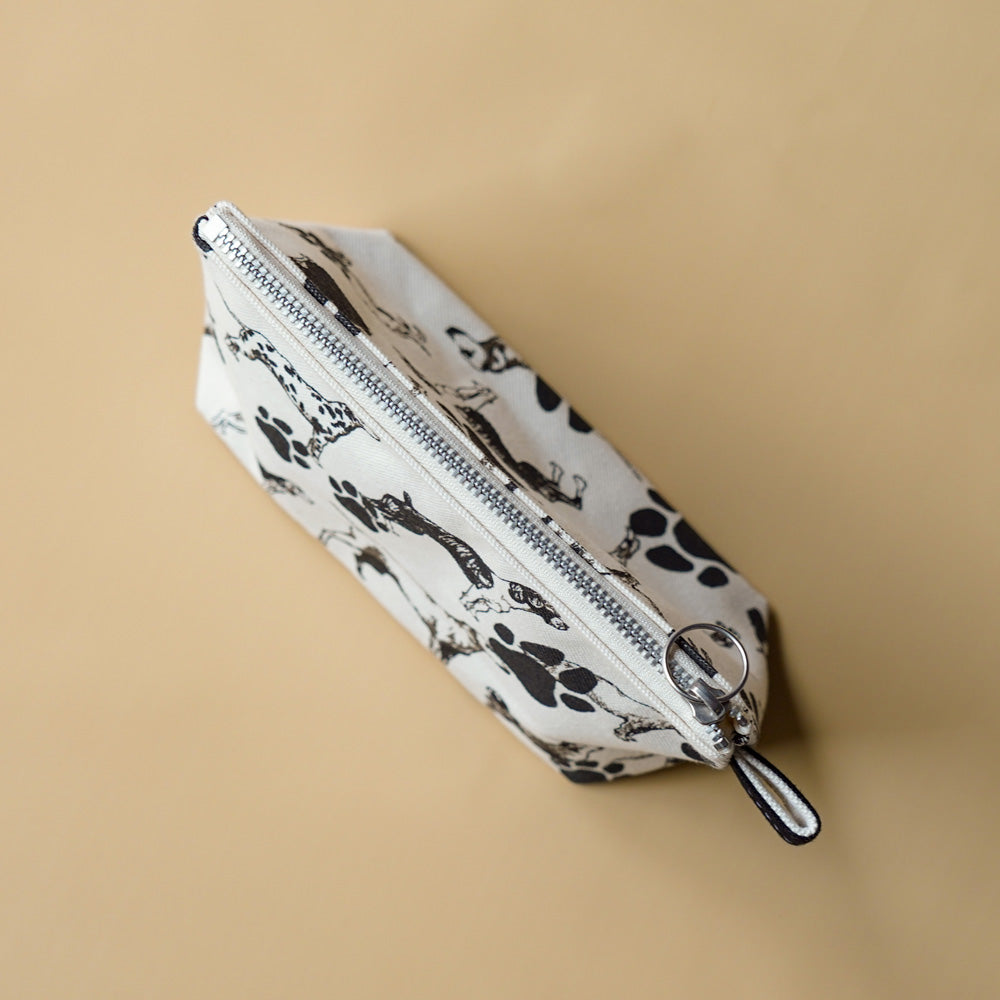 TEMBEA　TOILETRY BAG MEDIUM -FOOT PRINT