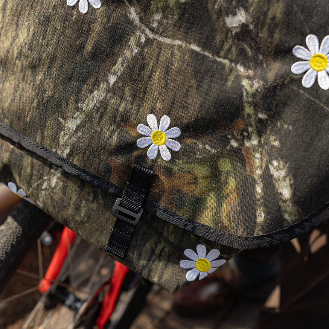 BLUE LUG × Friday  THE MESSENGER BAG - Flower embroidery