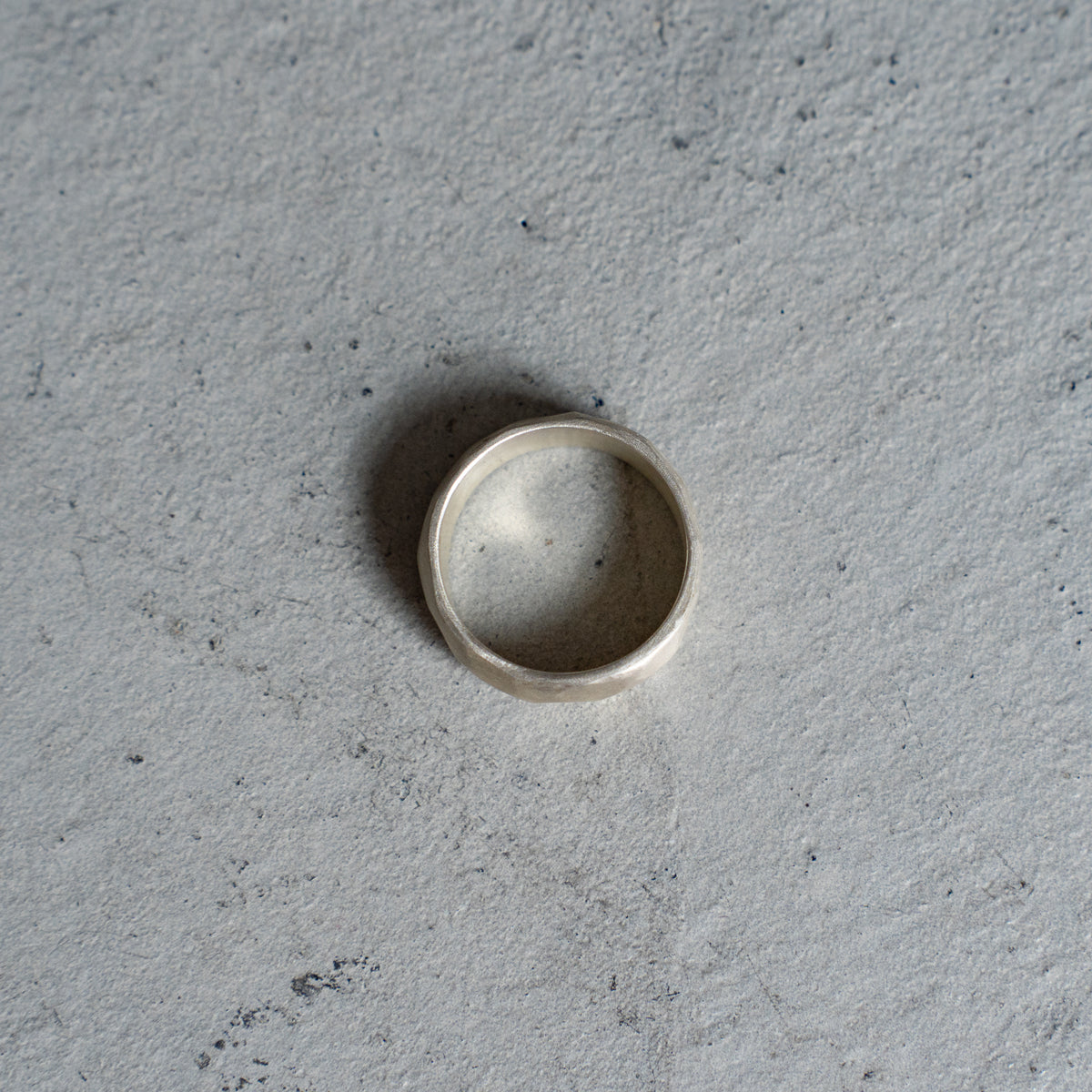 Melanie Decourcey  Silver ring with silver facet detail