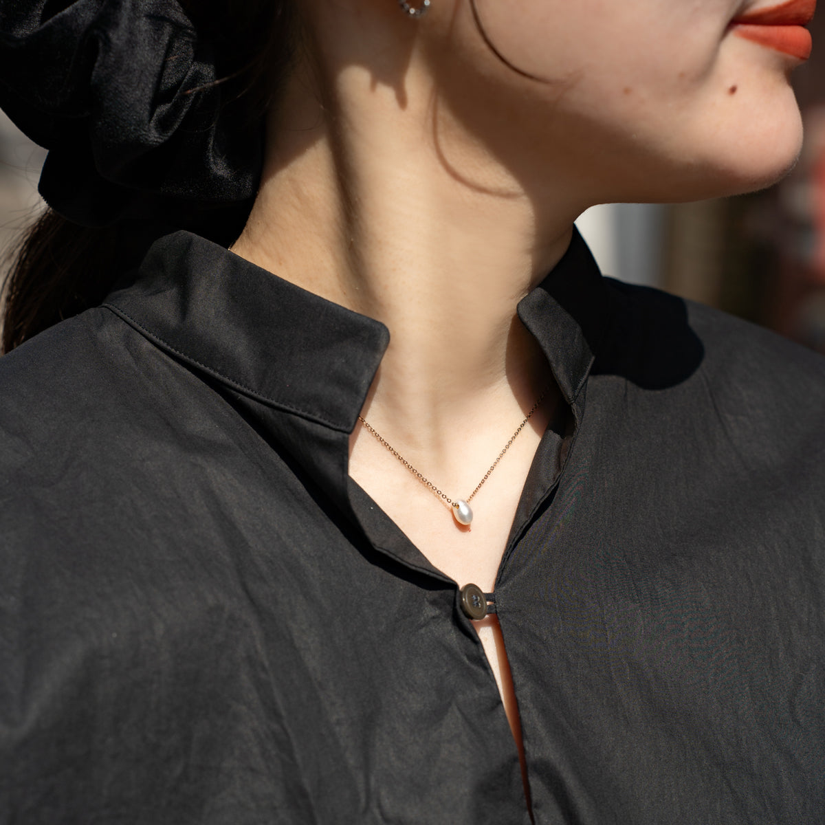 Melanie DeCourcey Floating pearl on silver chain