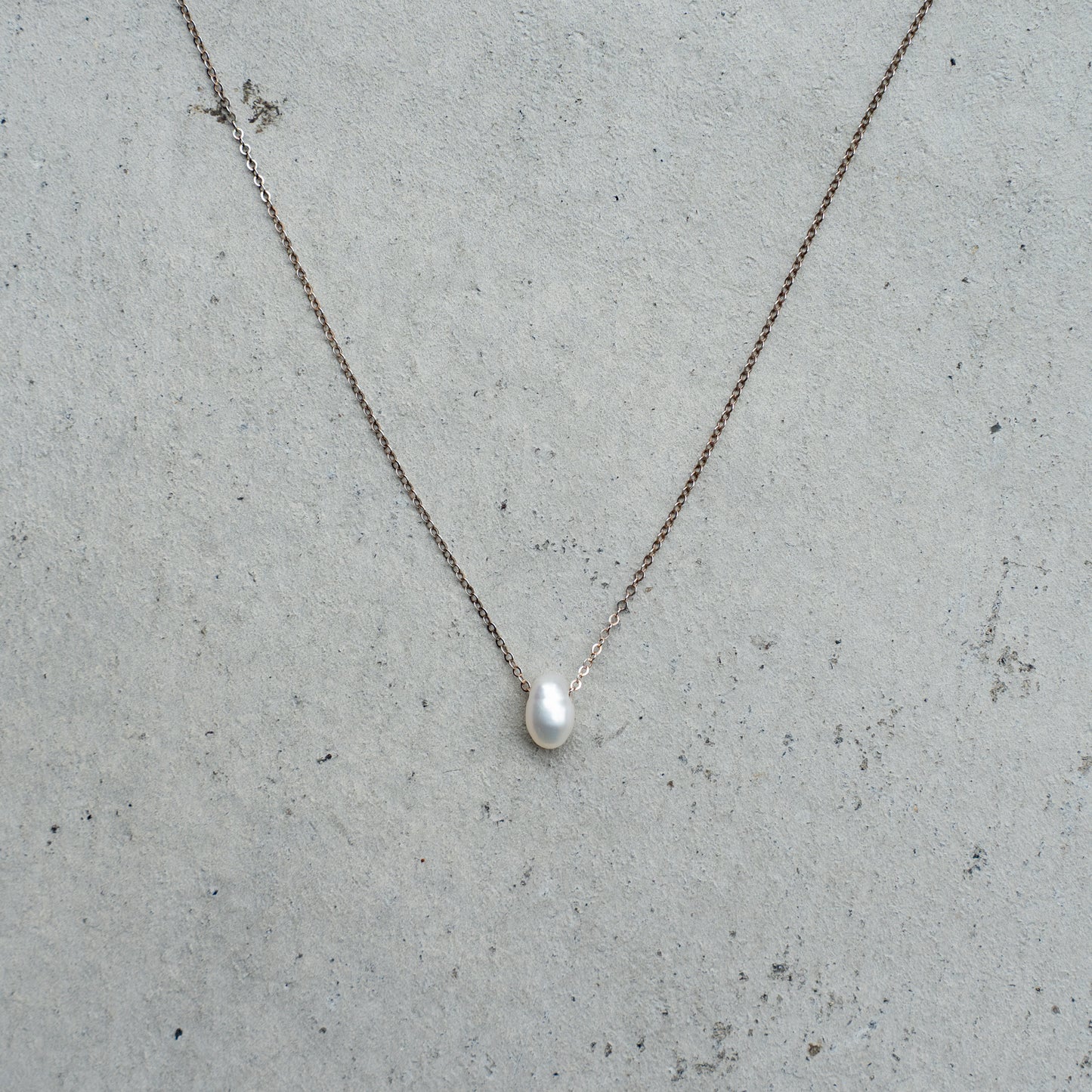 Melanie DeCourcey Floating pearl on silver chain