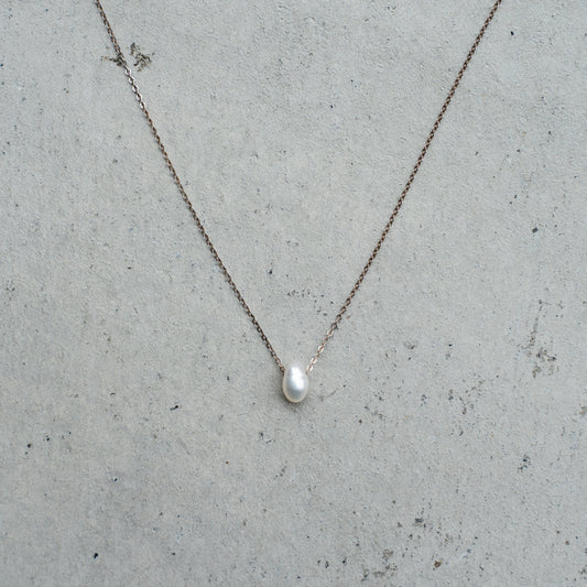 Melanie DeCourcey Floating pearl on silver chain