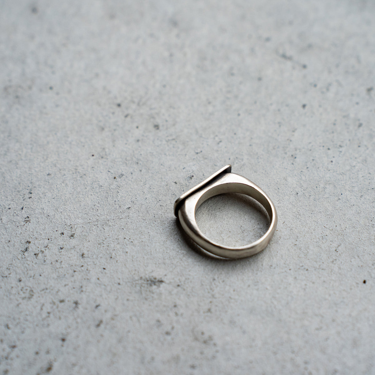 Melanie Decourcey  Silver ring with multiple vertical lines
