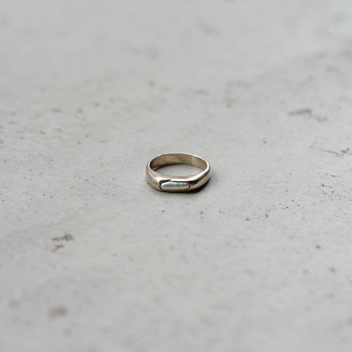 Melanie Decourcey  Silver ring with long shaped pearl