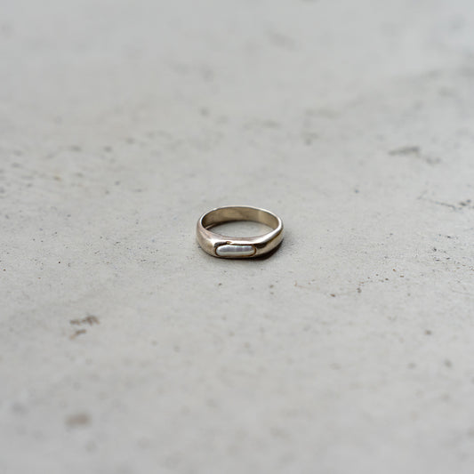 Melanie Decourcey  Silver ring with long shaped pearl