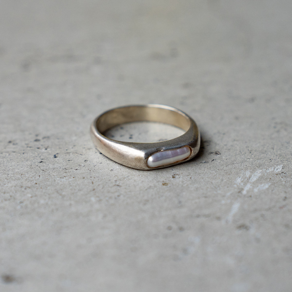 Melanie Decourcey  Silver ring with long shaped pearl