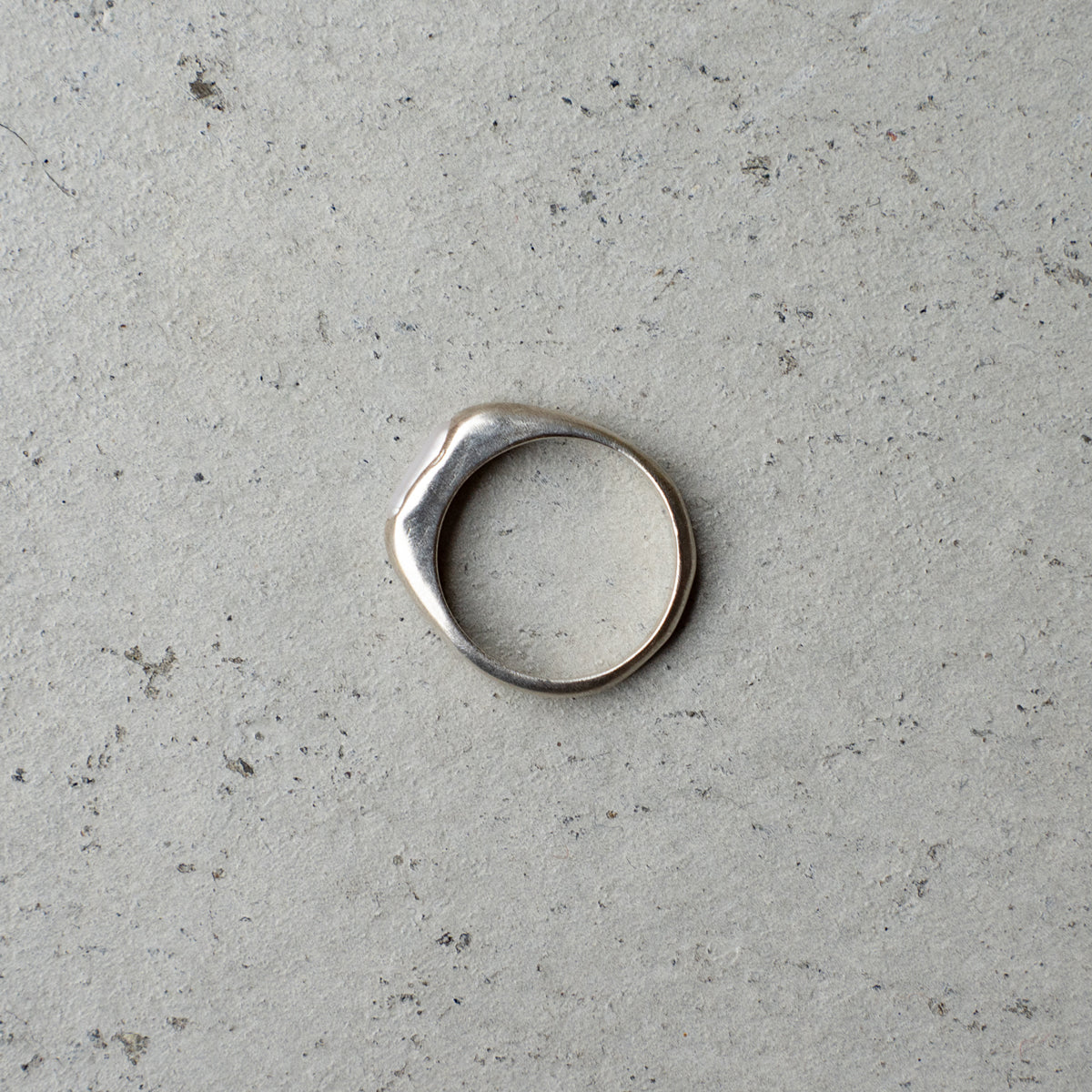 Melanie Decourcey  Silver ring with long shaped pearl