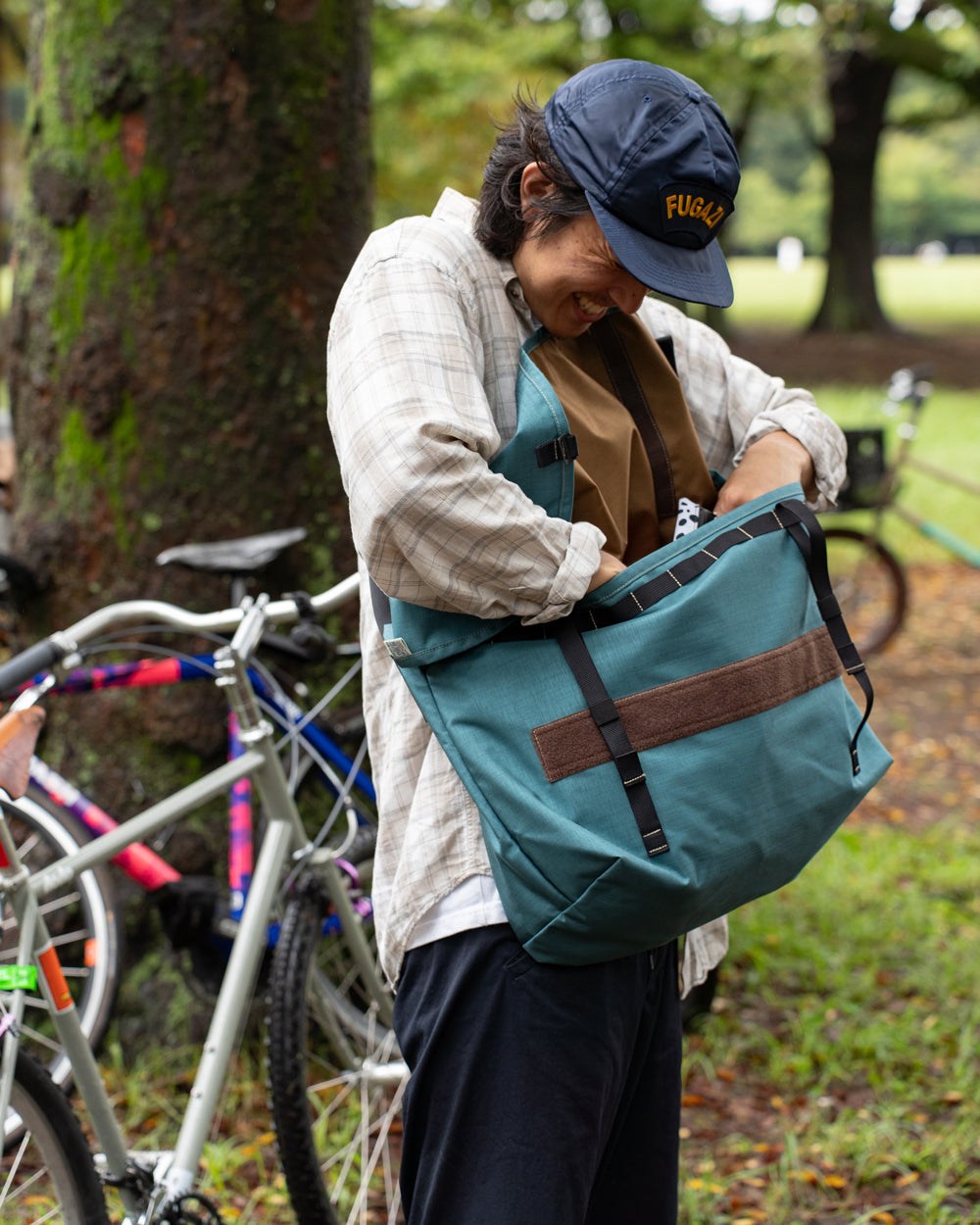 BLUE LUG × Friday  THE MESSENGER BAG "LIGHT" -BLUE
